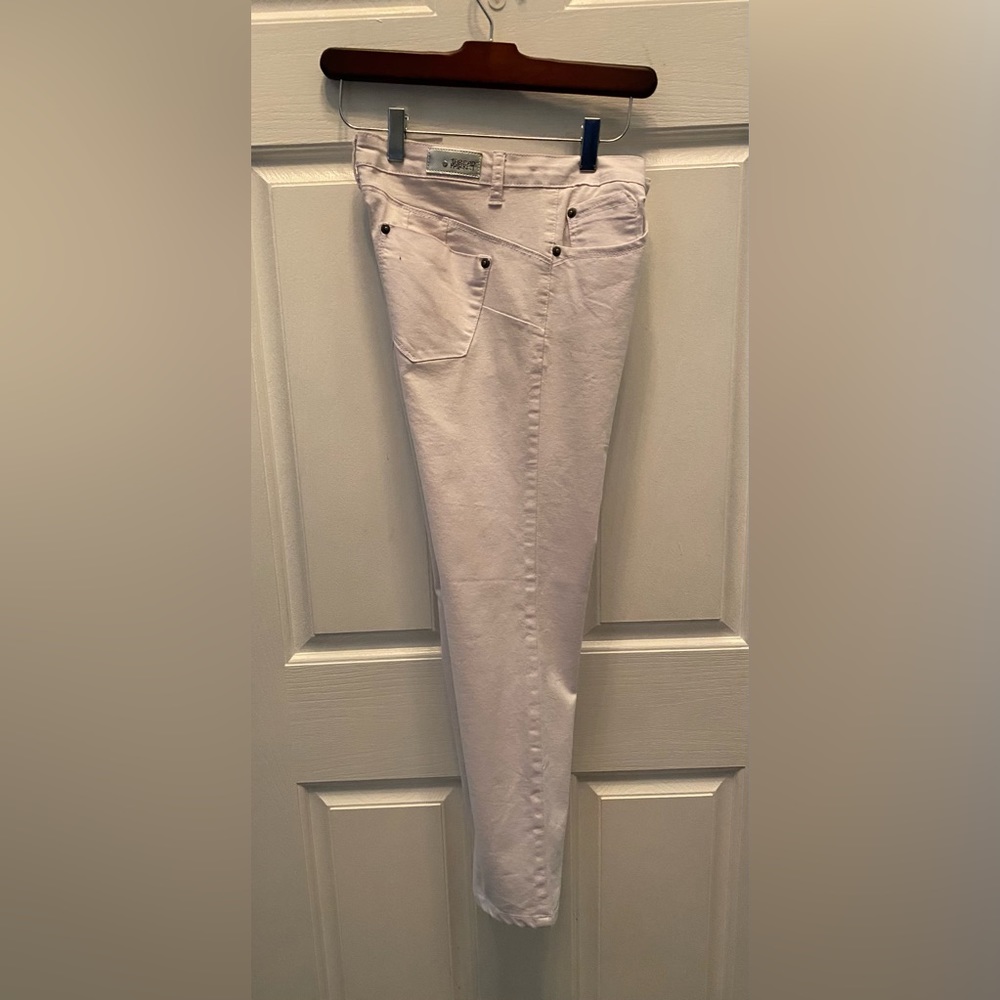 PRE-OWNED JUNIORS  THREAD MARKET  LOVE MY BOOTY WHITE SKINNY JEANS- SIZE 7